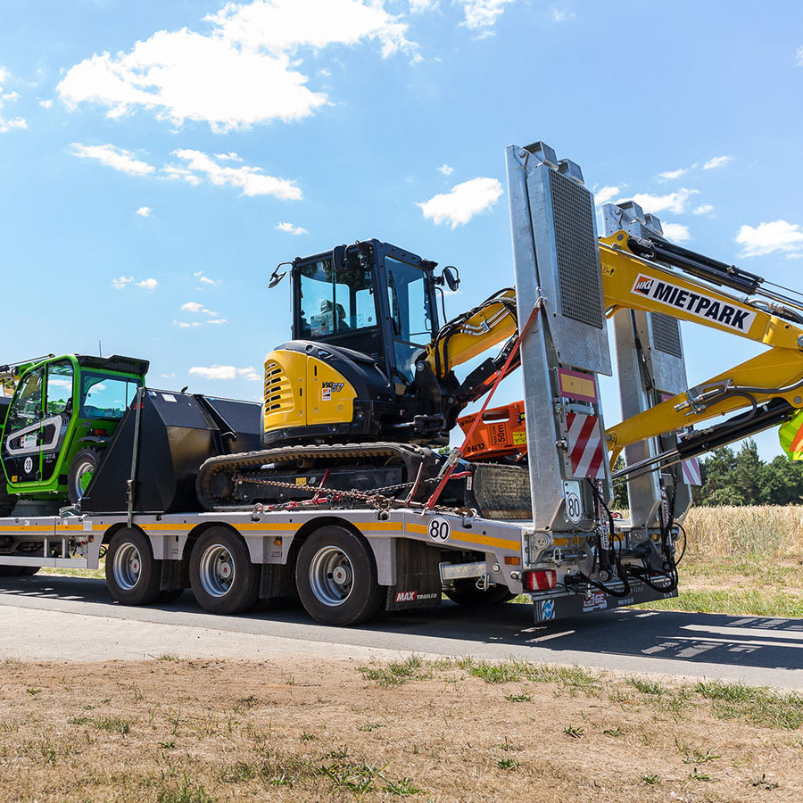 http://Transporte%20von%20Arbeitsbühnen,%20Fahrzeugen,%20Containern%20uvm.